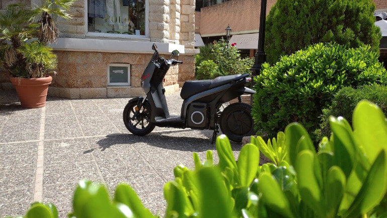 "Πράσινο" scooter σε πράσινο περιβάλλον. Το μέλλον είναι εδώ.