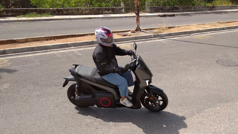 Εύκολο στον χειρισμό, ευέλικτο και πολύ σταθερό σε όλες τις συνθήκες. Ένα πραγματικό scooter για όλους!