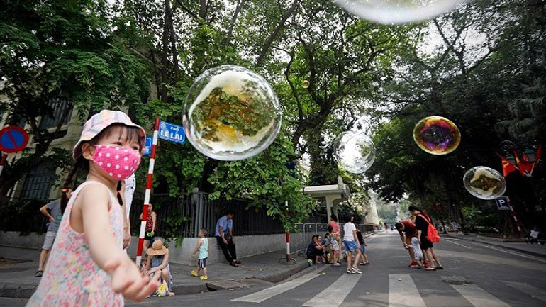 Τι ισχύει για τον εμβολιασμό παιδιών και εφήβων ανά τον κόσμο