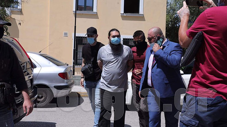 Προφυλακίστηκε ο ιερέας που έριξε καυστικό υγρό σε εφτά μητροπολίτες στη Μονή Πετράκη