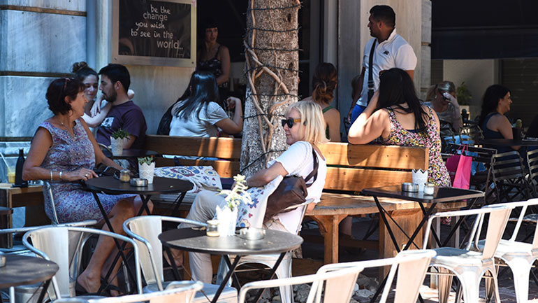 Στις 12:30 οι ανακοινώσεις για τις διευκολύνσεις των εμβολιασμένων στην εστίαση