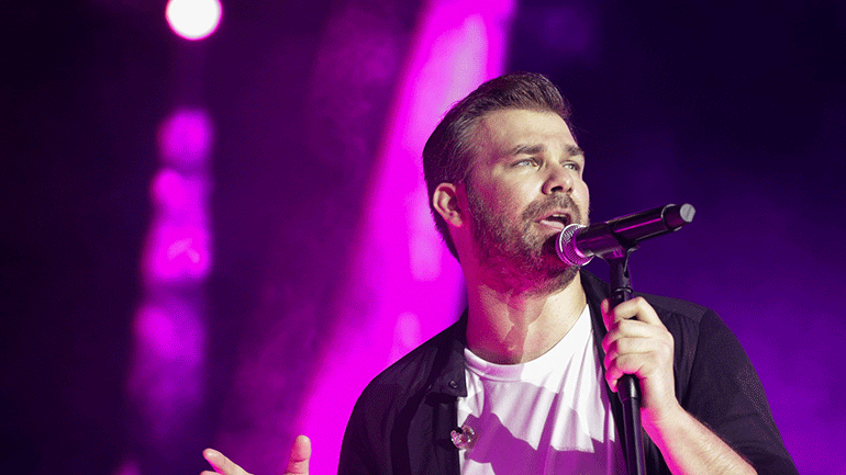 Ο Γιώργος Σαμπάνης μάγεψε το κοινό στη Θεσσαλονίκη με μία sold out συναυλία