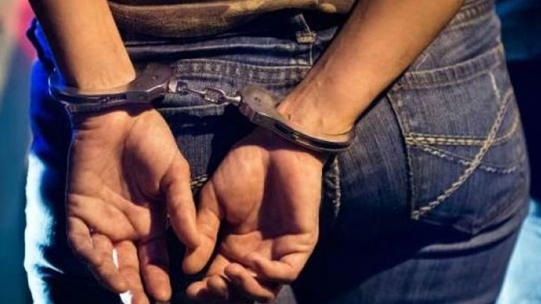 Χειροπέδες σε δασκάλα στο Ηράκλειο γιατί δεν φορούσε μάσκα