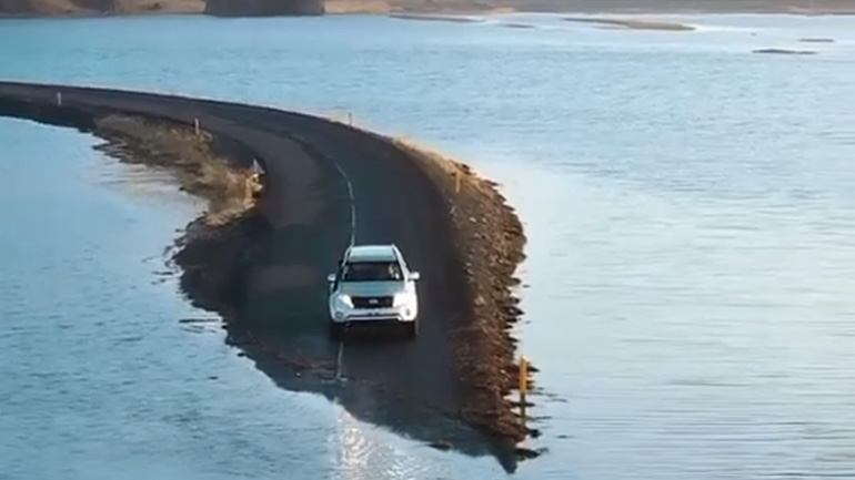 Όχημα διασχίζει πλημμυρισμένο δρόμο (Ισλανδία)