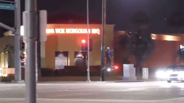 Άνδρας διασχίζει με ιπτάμενο hoverboard τους δρόμους της Νέας Υόρκης