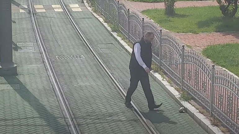 Oδηγός τραμ βοηθά μια χελώνα