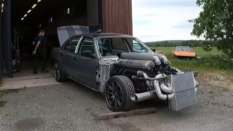 Περιπολικό Ford Crown φοράει κινητήρα 27 λίτρων από τανκ