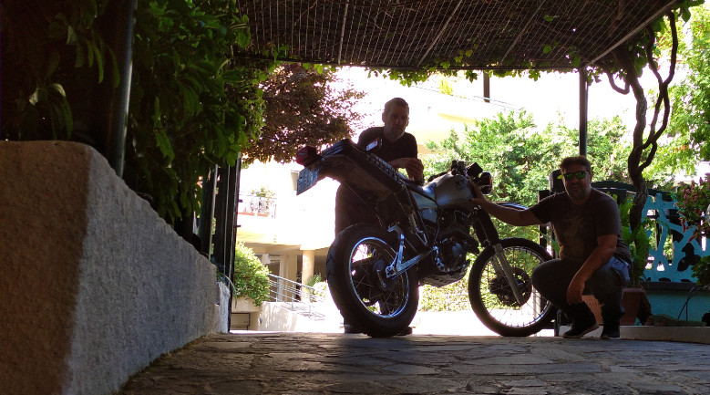 Ευγενικός και χαμογελαστός ο Δημήτρης ασχολείται με ανακαινίσεις σπιτιών και καταστημάτων, κάτι που έμαθε καλά στην Αμερική