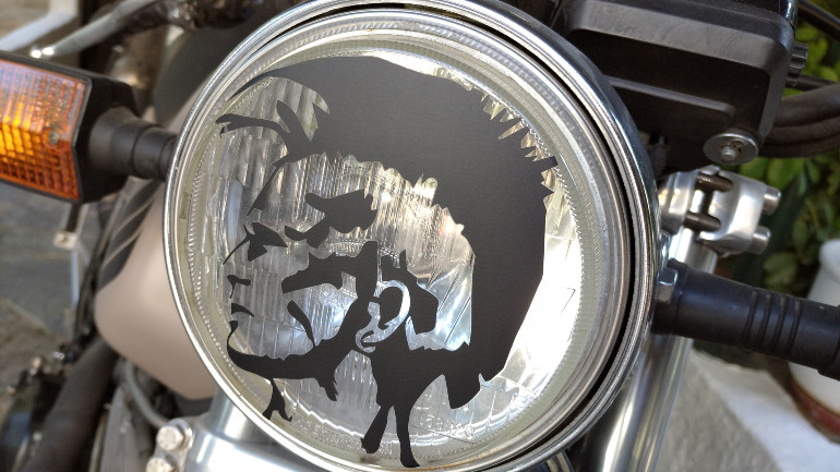 Το χαρακτηριστικό αυτοκόλλητο στο φανάρι, σήμα κατατεθέν του Τζίμη.