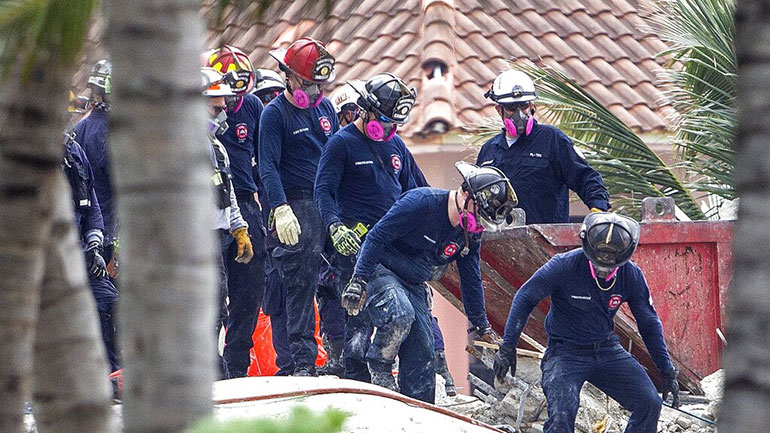 Κατάρρευση πολυκατοικίας στη Φλόριντα: Τουλάχιστον 12 νεκροί – Στον τόπο της τραγωδίας την Πέμπτη ο Μπάιντεν