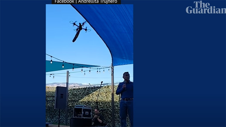 Διέκοψαν την προεκλογική ομιλία με drone που μετέφερε… σεξουαλικό παιχνίδι!