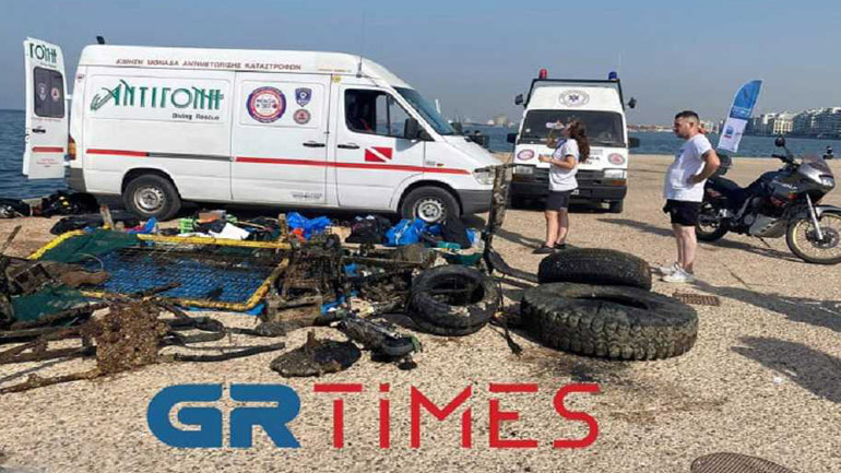 Θεσσαλονίκη: Δείτε τι ανέσυραν οι δύτες από τον Θερμαϊκό