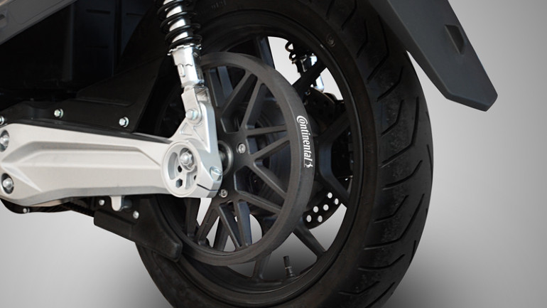 Ο ιμάντας της Continental δεσπόζει στο πίσω μέρος του scooter.