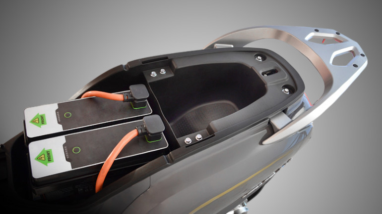 Δώδεκα κιλά ζυγίζει η κάθε μπαταρία.