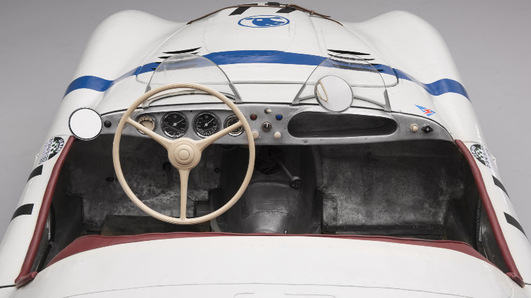 Στο εσωτερικό έβρισκες πρίζα 12V της PAL, ενώ το κιβώτιο ταχυτήτων ήταν 4τάχυτο.