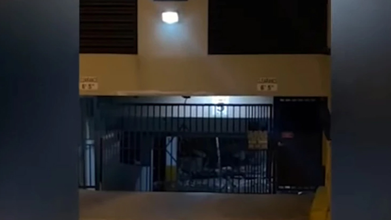 Βίντεο δείχνει νερό να τρέχει από το γκαράζ του κτηρίου που κατέρρευσε στο Μαϊάμι, λεπτά πριν την τραγωδία