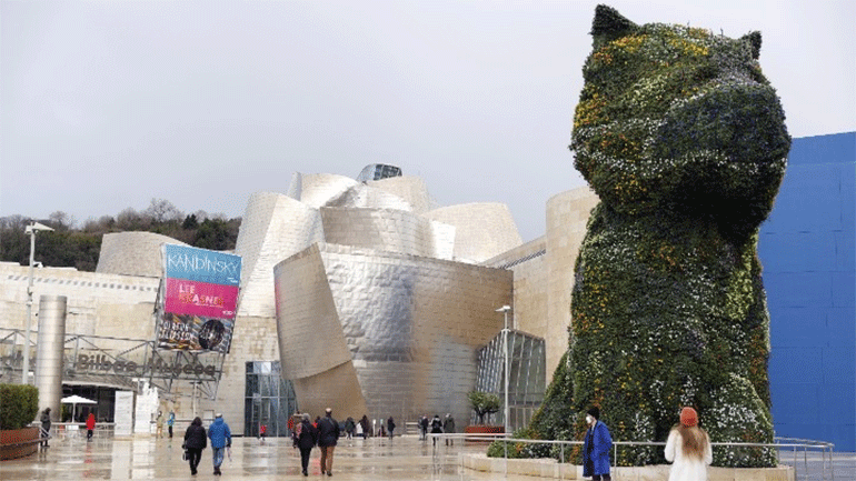 Το Κουτάβι, το τεράστιο γλυπτό του Τζεφ Κουνς στο Μουσείο Γκούγκενχαϊμ του Μπιλμπάο χρειάζεται ανανέωση