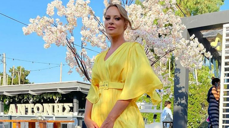 Η Υβόννη Μπόσνιακ φόρεσε το πιο chic φόρεμα στο χρώμα της χρονιάς