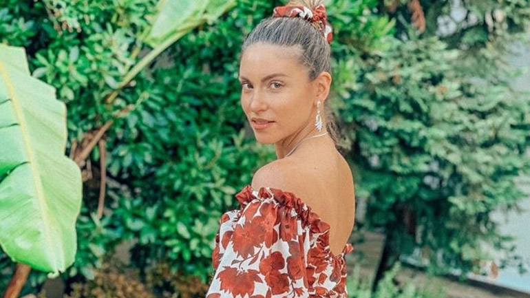 H Αθηνά Οικονομάκου απογειώνει το λευκό παντελόνι με το πιο stylish crop top