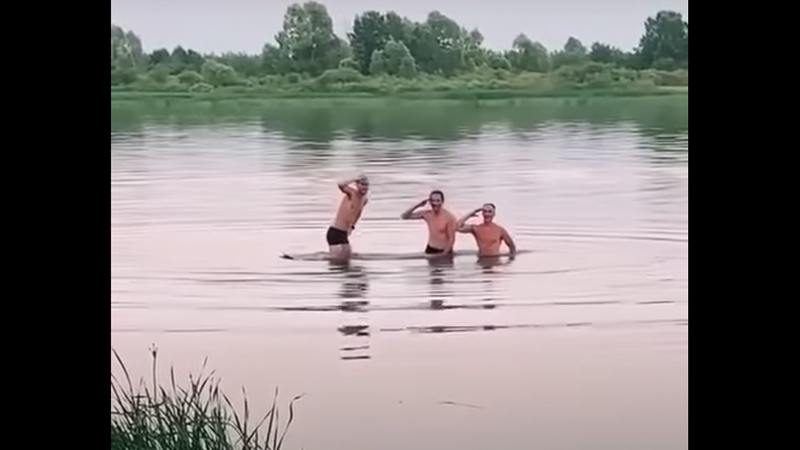 Βάρκα με ναυτικούς βυθίζεται