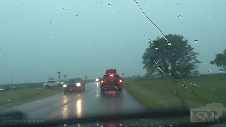 Kεραυνός χτυπά αυτοκίνητο