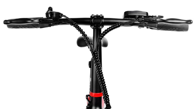 Στο τιμόνι υπάρχει η οθόνη LCD από όπου γίνεται ο χειρισμός στα φώτα και τον ηλεκτροκινητήρα.