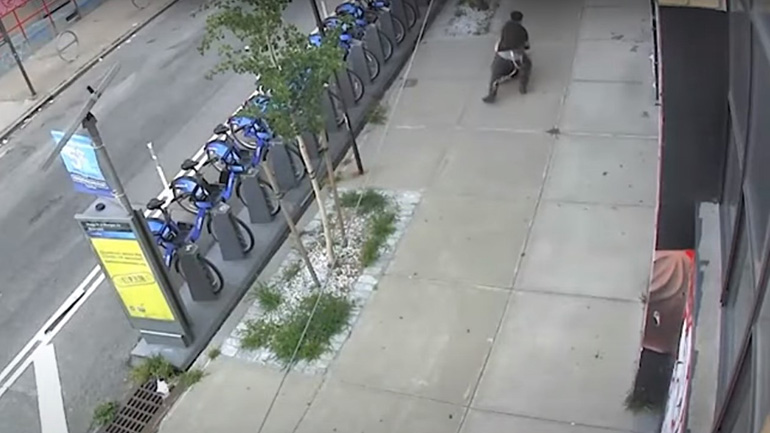 ΗΠΑ: Την ακολούθησε και της όρμησε στη μέση του δρόμου