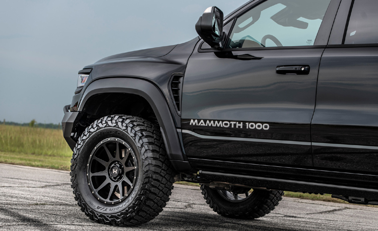 Τεράστιοι τροχοί 20 ιντσών με ελαστικά εκτός δρόμου.