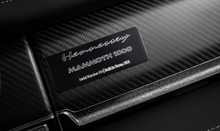 Η πλακέτα στο ταμπλό με το όνομα του μοντέλου και τον αριθμό παραγωγής.