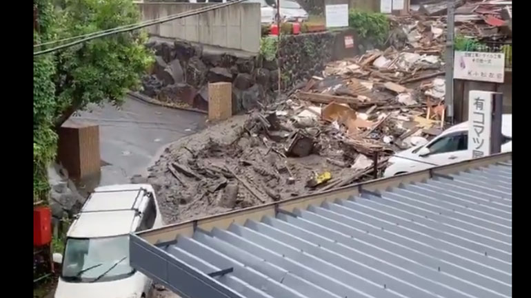 Φόβοι για τουλάχιστον δύο νεκρούς από τις κατολισθήσεις που προκάλεσαν οι καταρρακτώδεις βροχές στην Ιαπωνία Φόβοι για τουλάχιστον δύο νεκρούς από τις κατολισθήσεις που προκάλεσαν οι καταρρακτώδεις βροχές στην Ιαπωνία