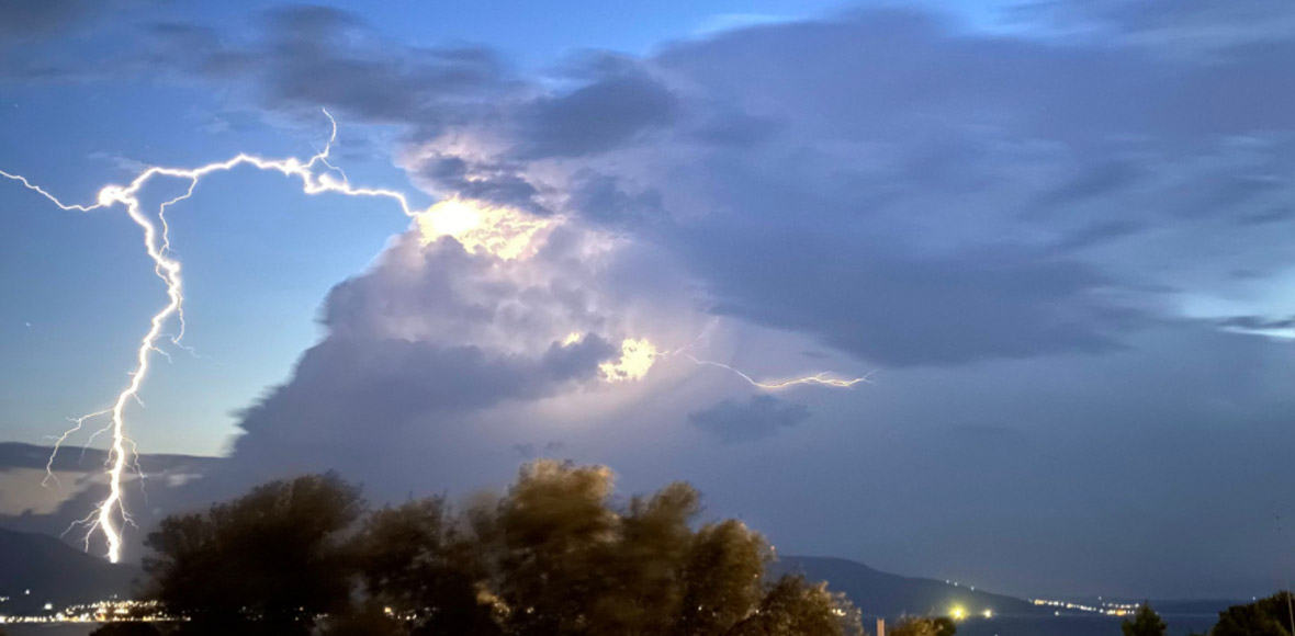 Ο κεραυνός σχίζει τον ουρανό