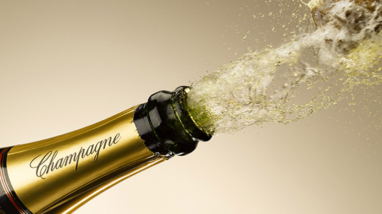 Ο Πούτιν προκαλεί αναστάτωση στις ρωσικές ελίτ με νέο νόμο για τις… σαμπάνιες