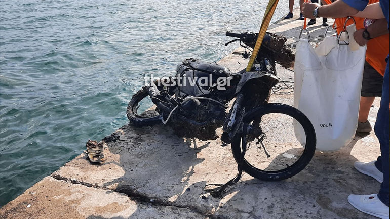 Δύτες καθάρισαν τον Θερμαϊκό και βρήκαν από καρέκλες μέχρι… μηχανάκια