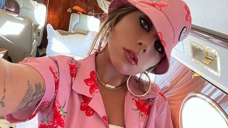 Το travel look της Lady Gaga μας κάνει να ανυπομονούμε για τις καλοκαιρινές μας διακοπές