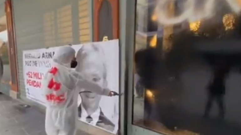 Γαλλία: Ακτιβιστές έριξαν μαύρη μπογιά σε κατάστημα του μεγιστάνα Μπερνάρ Αρνό