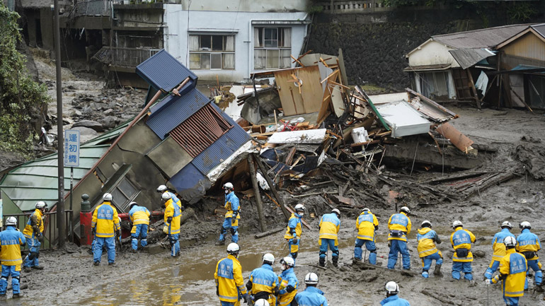 Ιαπωνία: Διασώστες αναζητούν επιζώντες μέσα στις λάσπες μετά τις κατολισθήσεις