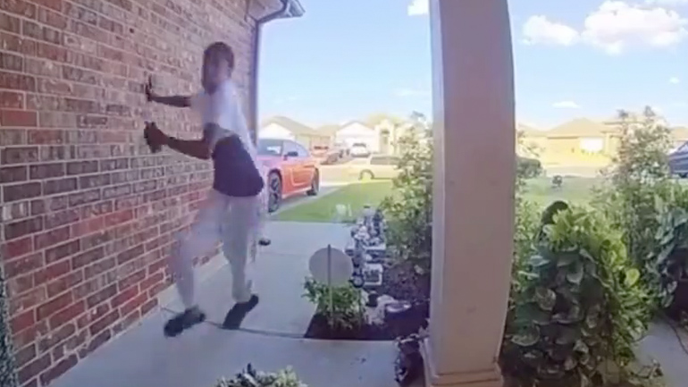 Aγόρι τρέχει να σωθεί από τον σκύλο του γείτονα