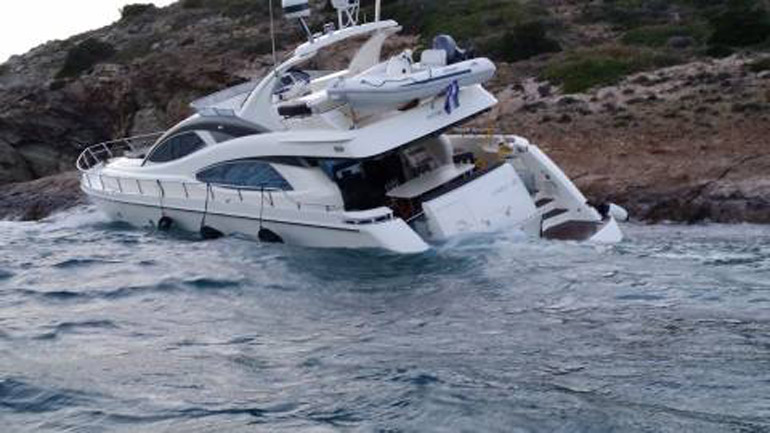 Τουριστικό σκάφος προσάραξε στον Αλυκό Νάξου – Σε εξέλιξη επιχείρηση του λιμενικου