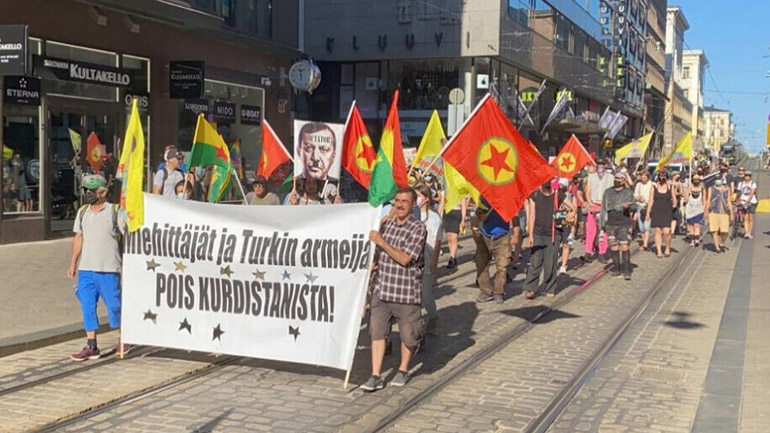 «Ησυχία, βομβαρδίζουν το Κουρδιστάν!»: Διαδήλωση στο Παρίσι κατά της τουρκικής εισβολής στο βόρειο Ιράκ