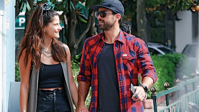 Σάκης Τανιμανίδης: Φωτογραφίζει τη Χριστίνα Μπόμπα τη στιγμή που κοιμάται αγκαλιά με τα δίδυμα