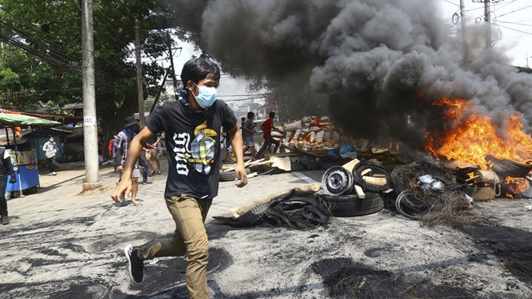 Μιανμάρ: 25 νεκροί σε συγκρούσεις του στρατού με αντιπάλους του πραξικοπήματος