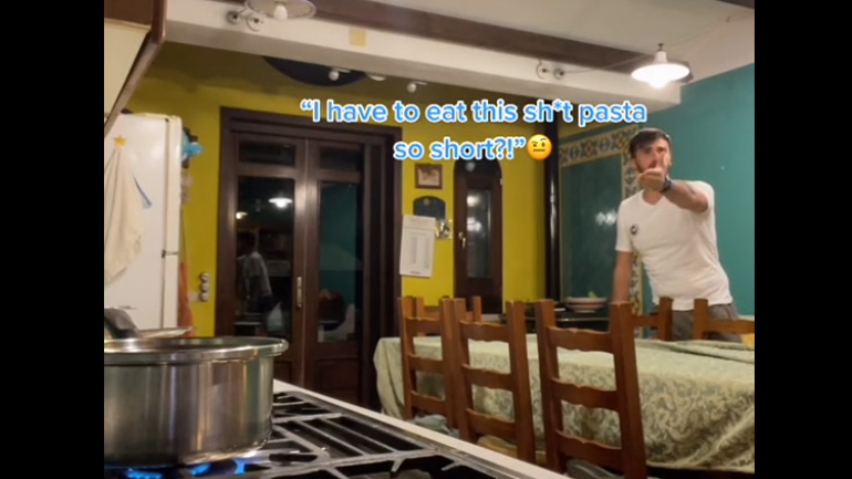 Απαγορεύεται να σπας τα μακαρόνια στη μέση μπροστά σε Ιταλό