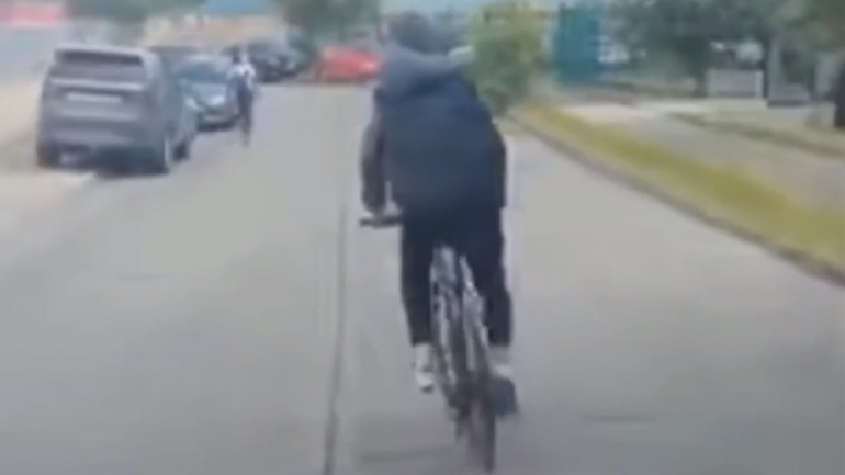 Ποδηλάτης εμποδίζει έναν αυτοκινητιστή