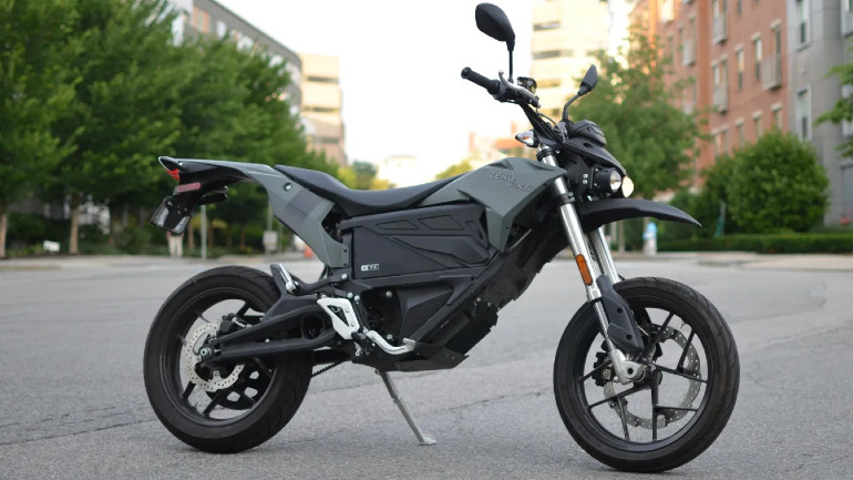 Το FXS έχει supermoto δομή με ελαστικά δρόμου.