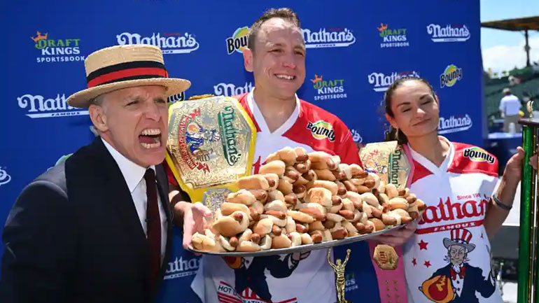 Απίστευτο: Έφαγε 76 χοτ ντογκ σε 10 λεπτά και κατέρριψε το προηγούμενο ρεκόρ του