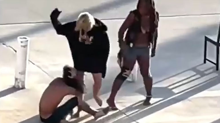 Σοκαριστική επίθεση σε άστεγο από δύο γυναίκες στο Λος Άντζελες