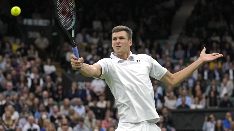 Γουίμπλεντον: Έκπληξη από τον Χούρκατς – Νίκησε τον Μεντβέντεφ και παίζει με τον Φέντερερ στους «8»