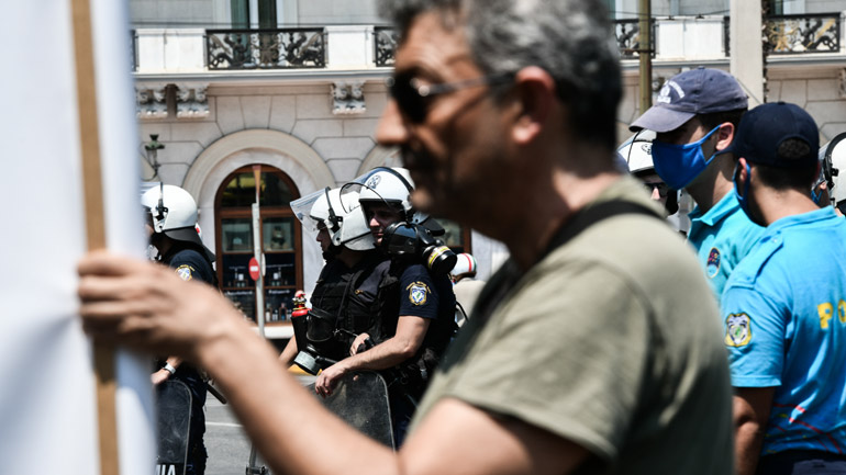 Ένταση έξω από τη Βουλή με εργαζόμενους στα Ναυπηγεία Ελευσίνας και τα ΜΑΤ