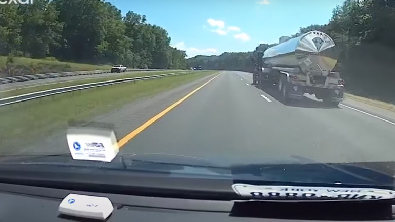 Δέντρο πέφτει μπροστά από ένα αυτοκίνητο