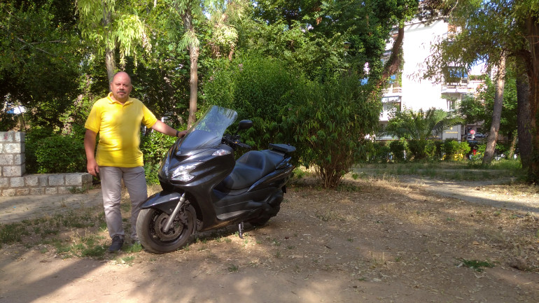 Ο Σπύρος με το αγαπημένο του Yamaha Majesty το οποίο δεν αλλάζει με τίποτα... εκτός από ένα πιο καινούριο Majesty!